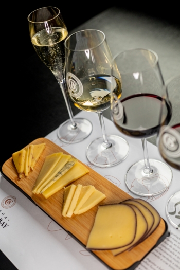 Queijos e Vinhos na Bodega Czarnobay